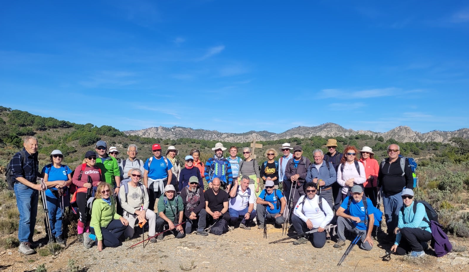 Una treintena de senderistas de Almuñécar y La Herradura recorren los senderos de  Lentegí
